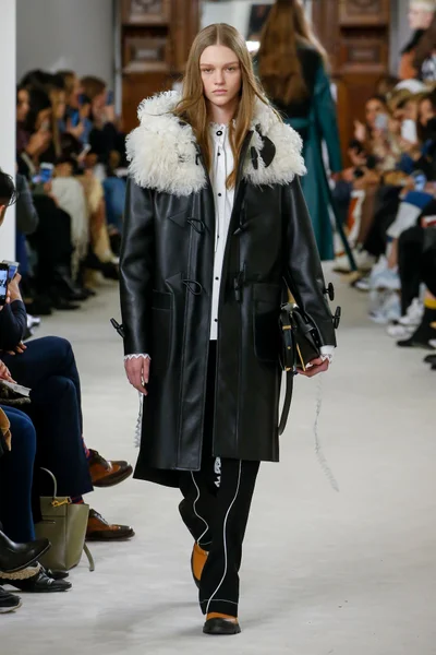 Look 16